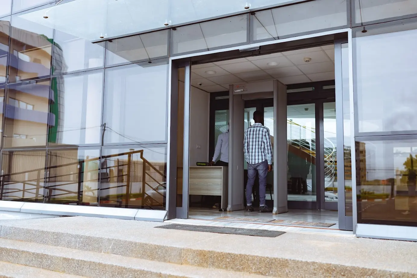 Entrée sécurisée du bâtiment du Lomé Data Centre
