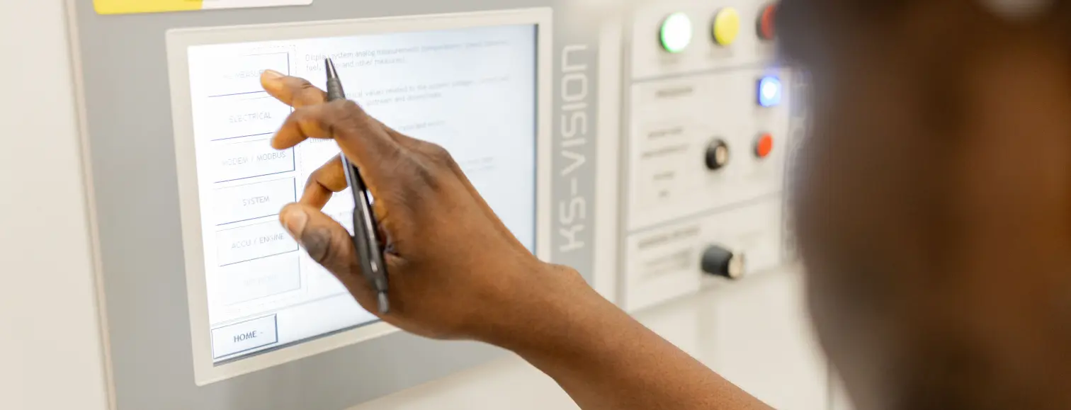 Technicienne au pupitre de contrôle d’un équipement du Lomé Data Centre
