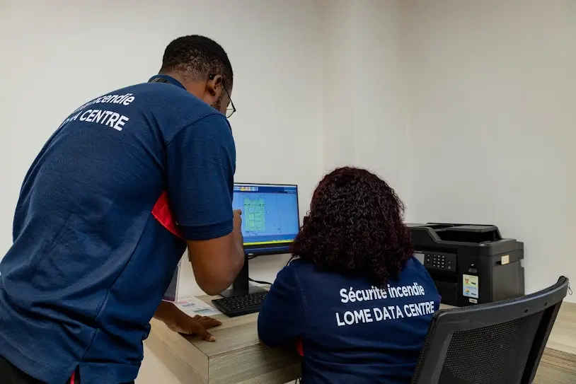 Équipe sécurité incendie du Lomé Data Centre au poste de contrôle