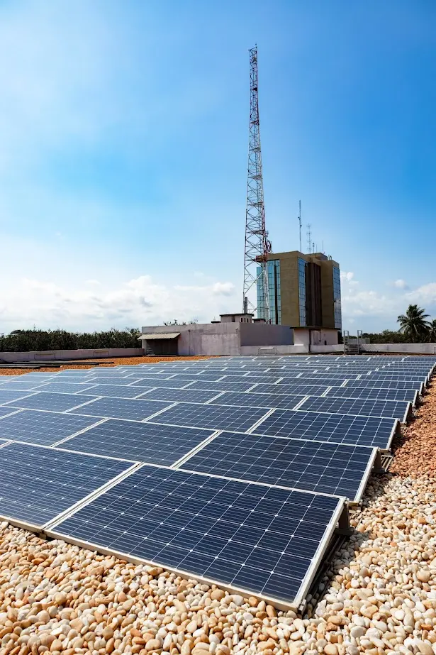 Panneaux photovoltaïques sur la toiture du Lomé Data Centre
